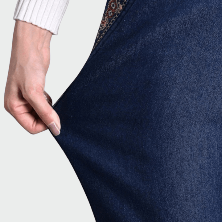 Rūta - Stylish women's jeans with side pockets and elastic waist